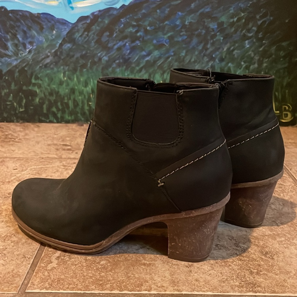 6.5 Clarks Collection Black Suede Side Zip Heeled Ankle Booties